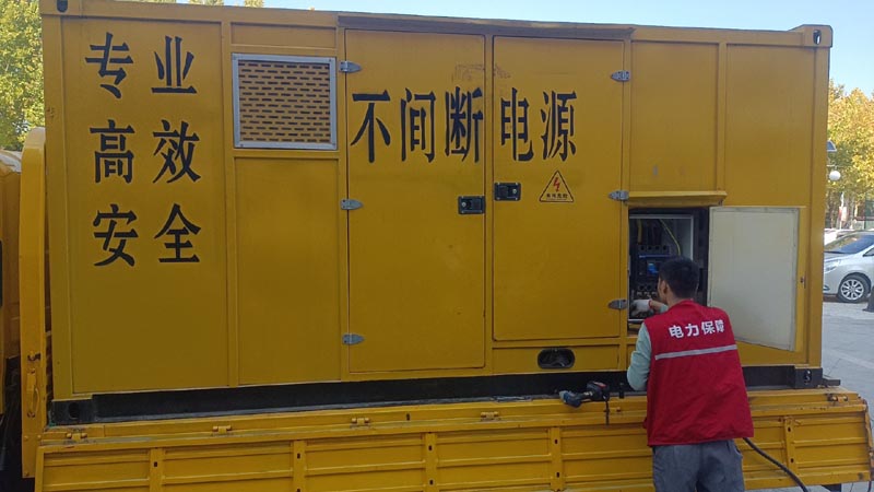 阿克陶柴油发电机组和UPS电源配合使用时，如何避免切换过程中的电力中断？